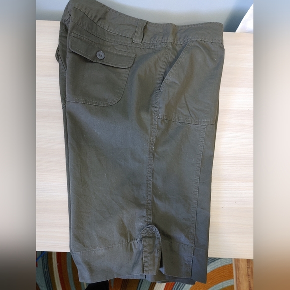 Alfred Sung Khaki Shorts Size 12. - Picture 4 of 4